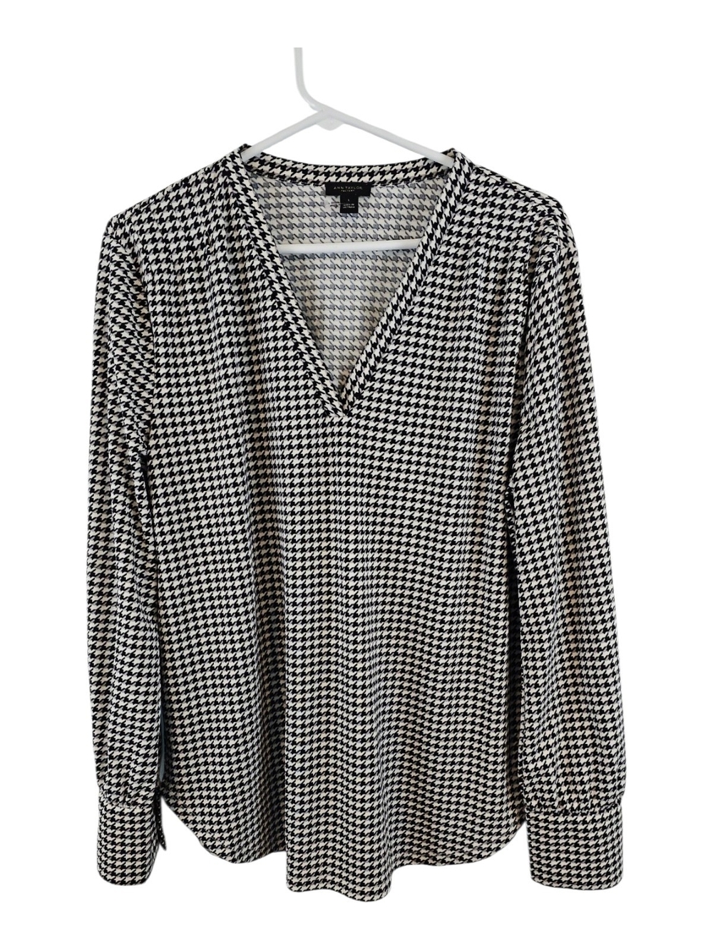Ann Taylor Factory Size L Black & White Houndstooth V-Neck Long Sleeve Blouse